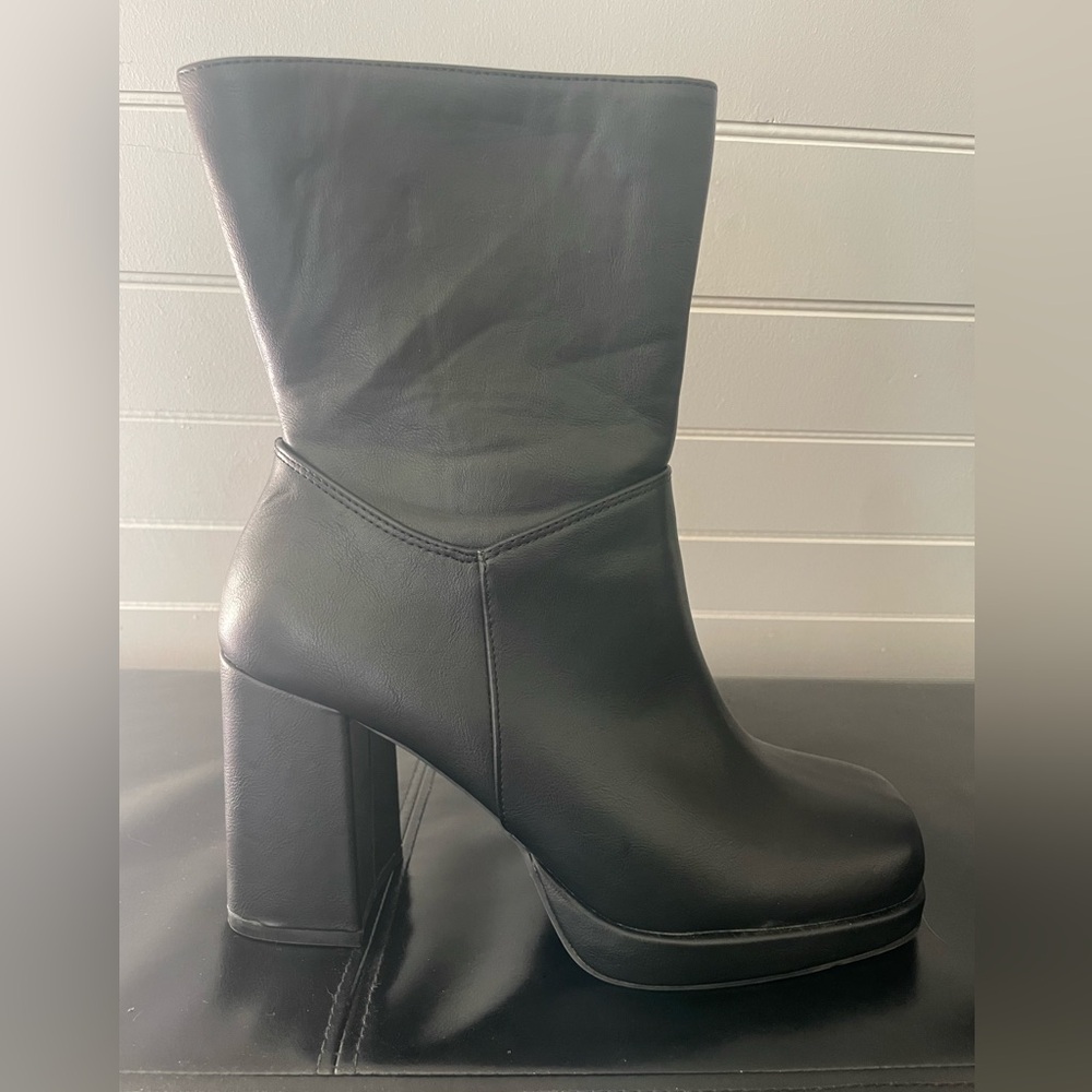 Square toe platform boot